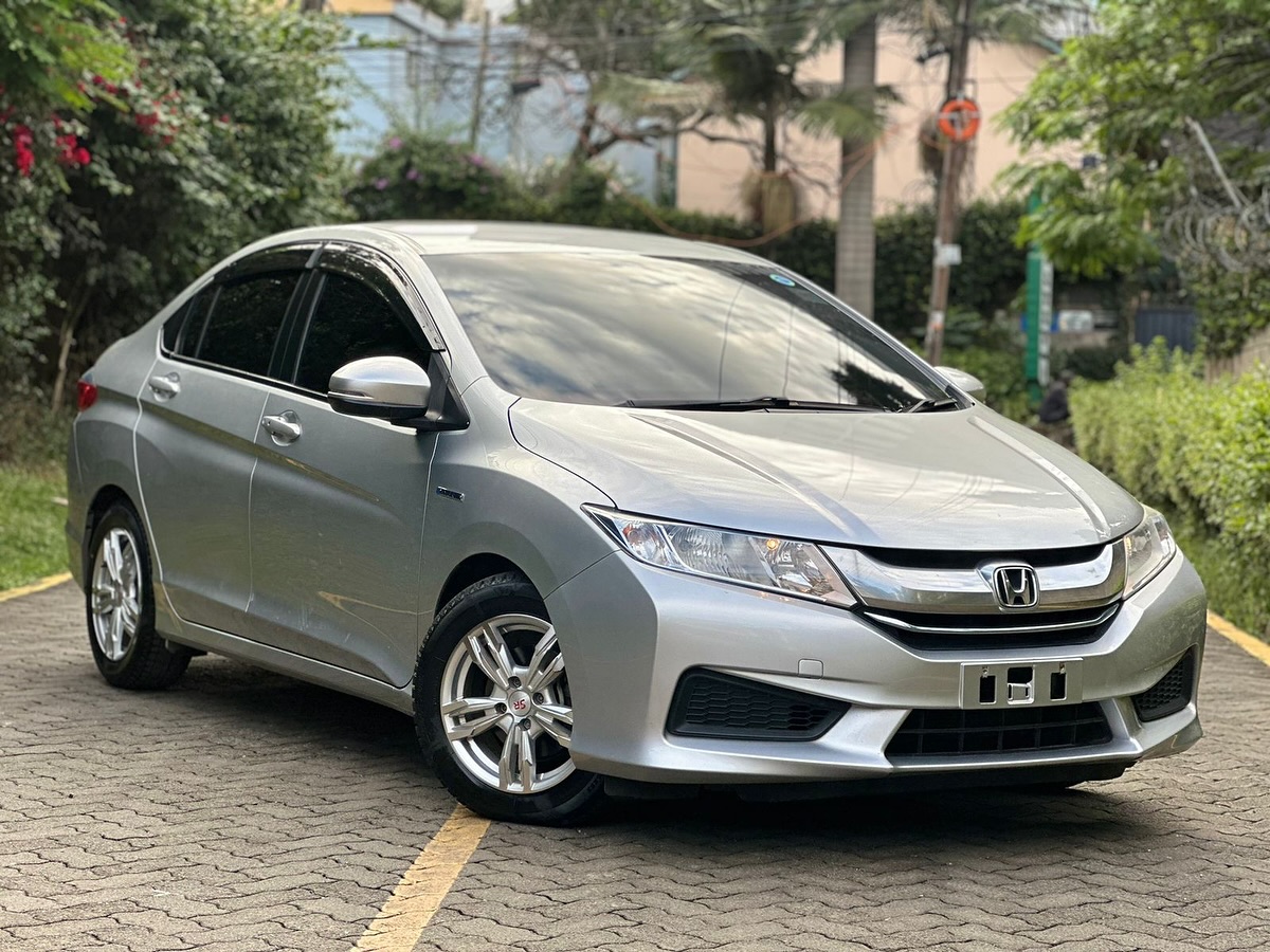 Honda Grace Hybrid 2017 vehicle for Sale in Kenya Under 2 Million